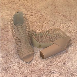 Sexy strappy heels 💋